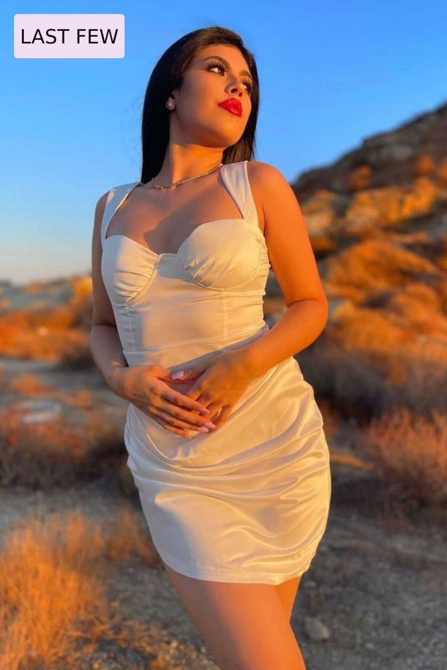 Abito Asimmetrico Bianco WIFEY: Eleganza Unica per Ogni Occasione - JINJASTYLE